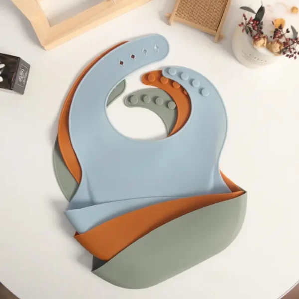 Lot 3 bavoirs en silicone (lavable) – Image 2